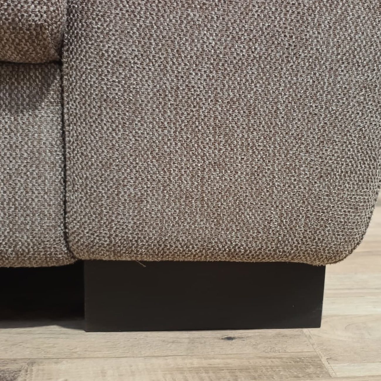 Divano Isabel 2 Posti con Piedini in Legno | Comfort e Design Elegante