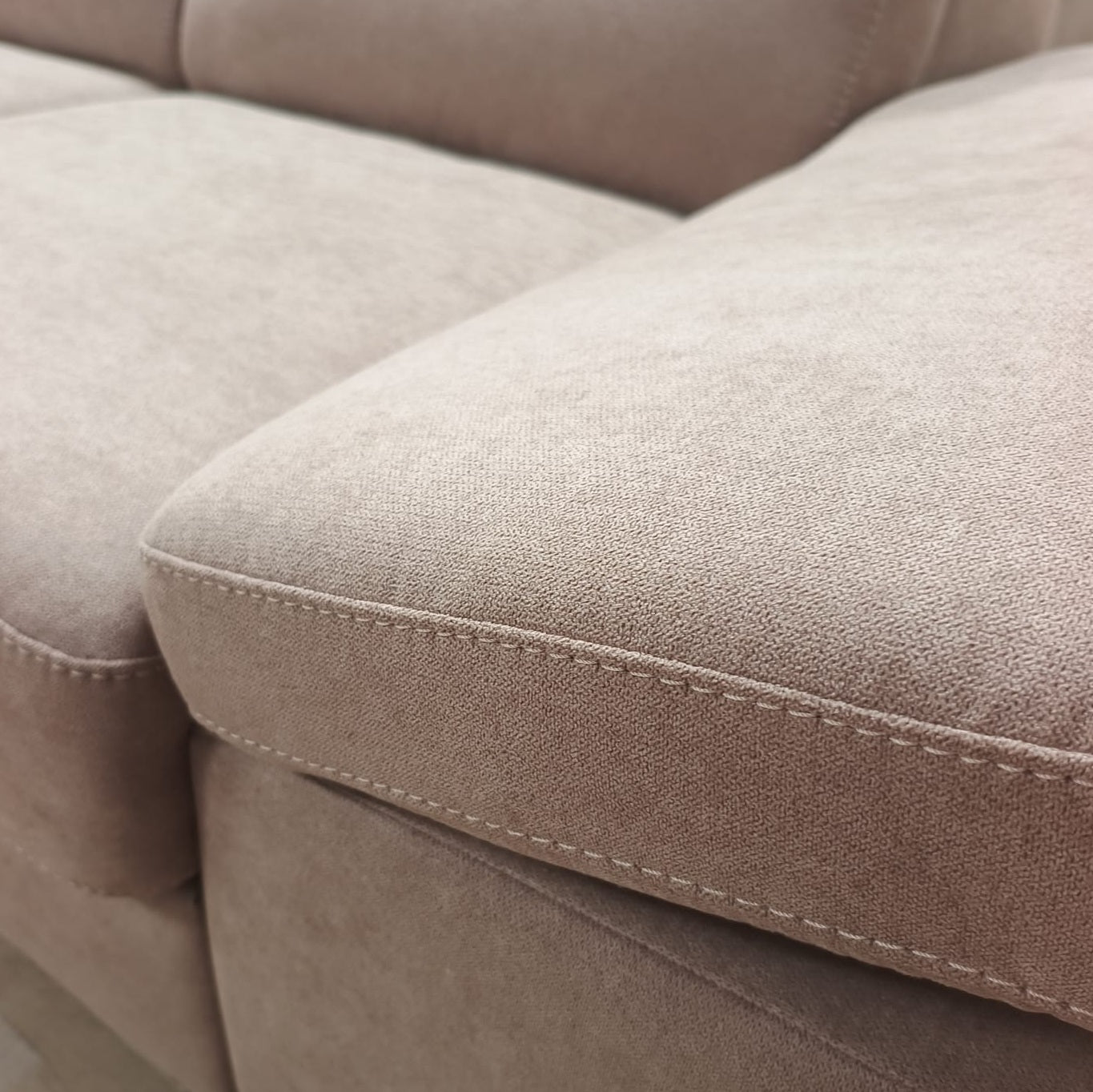 Divano Alba 2 Posti con Poggiatesta e Braccioli Regolabili | Comfort Premium