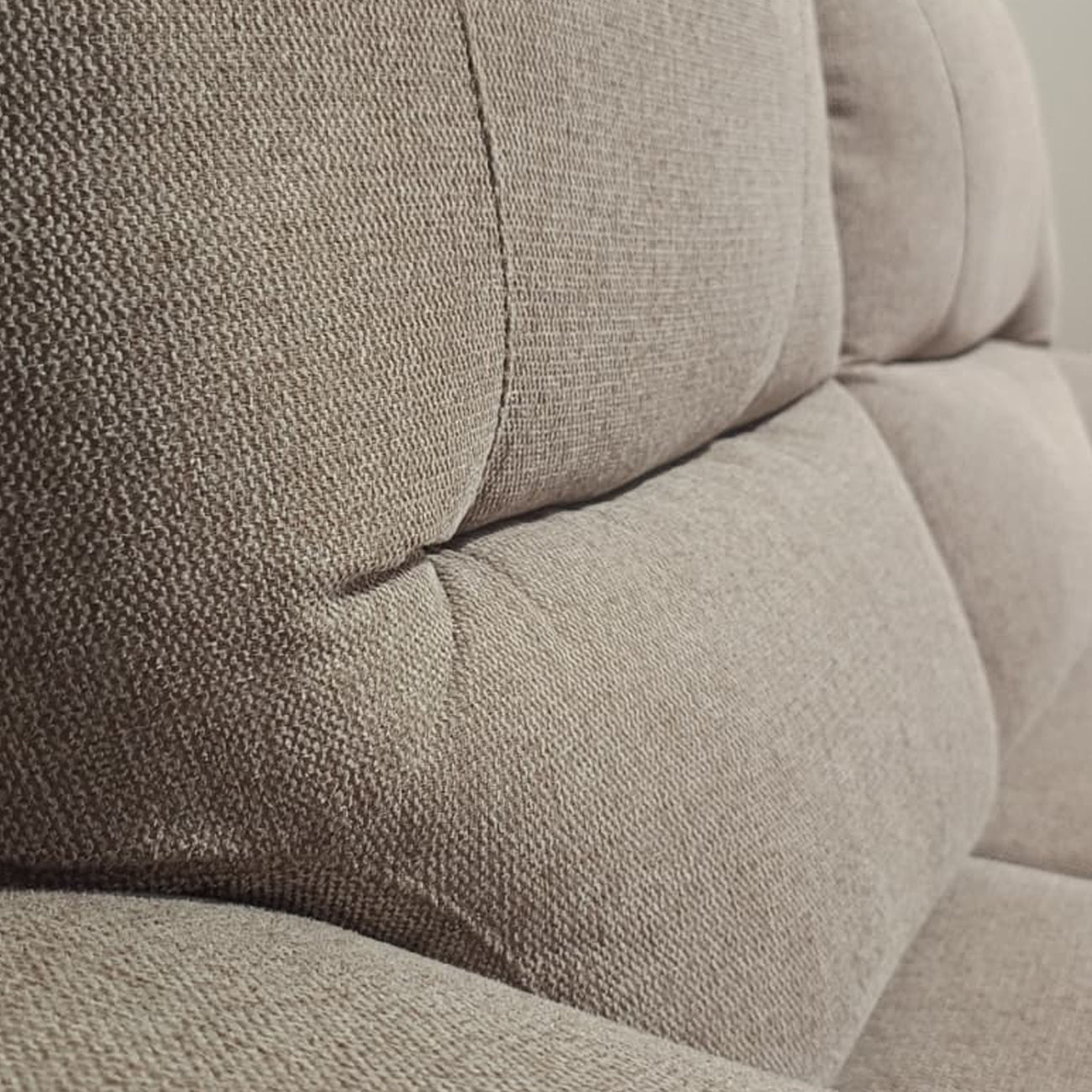 Divano Isabel 2 Posti con Piedini in Legno | Comfort e Design Elegante