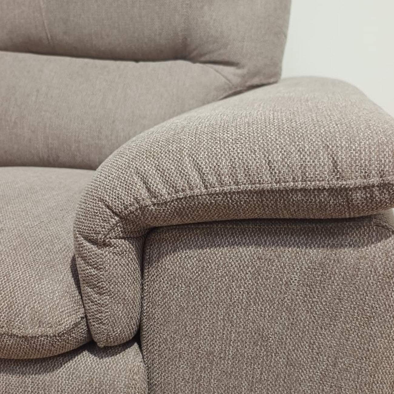 Divano Isabel 2 Posti con Piedini in Legno | Comfort e Design Elegante