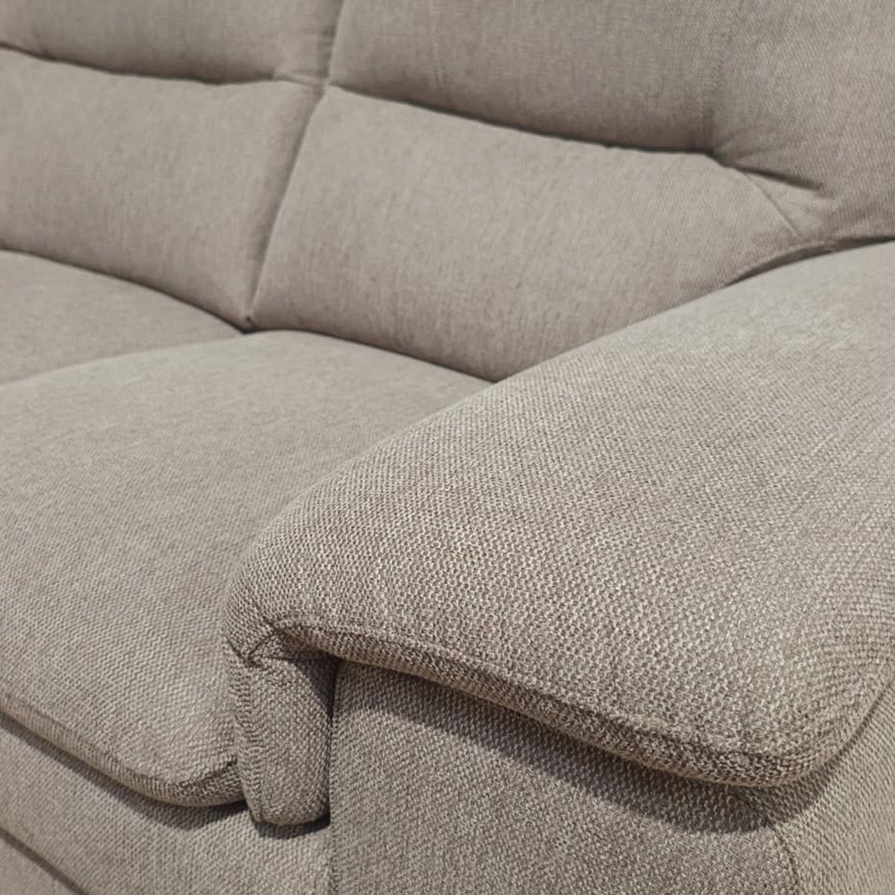 Divano Isabel 2 Posti con Piedini in Legno | Comfort e Design Elegante