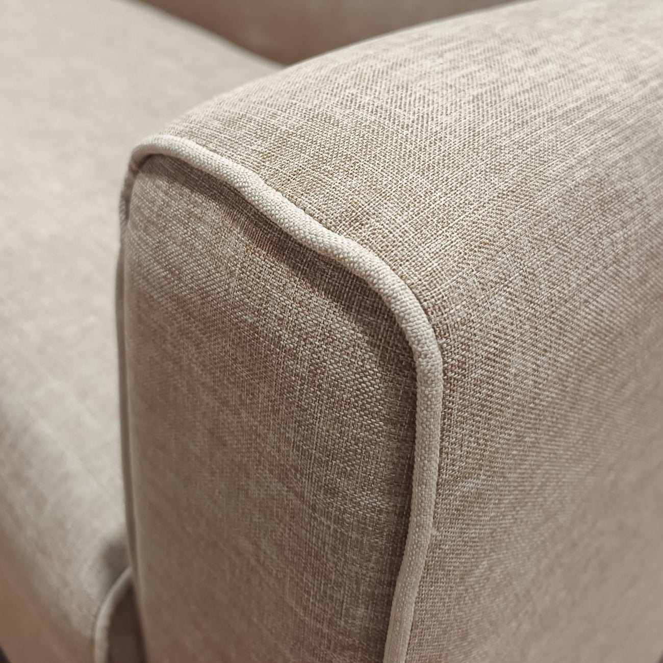 Divano Luna16 | Design Compatto e Moderno | Seduta Ampia e Comfort Quotidiano