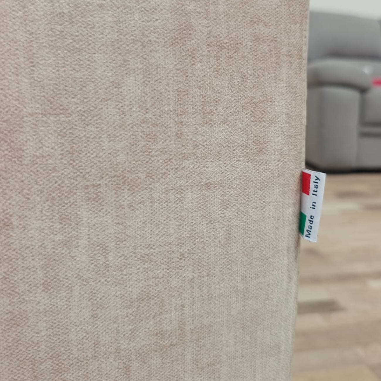 Divano Nelson con Poggiatesta Regolabile e Recliner Elettrico | Comfort e Design Moderno