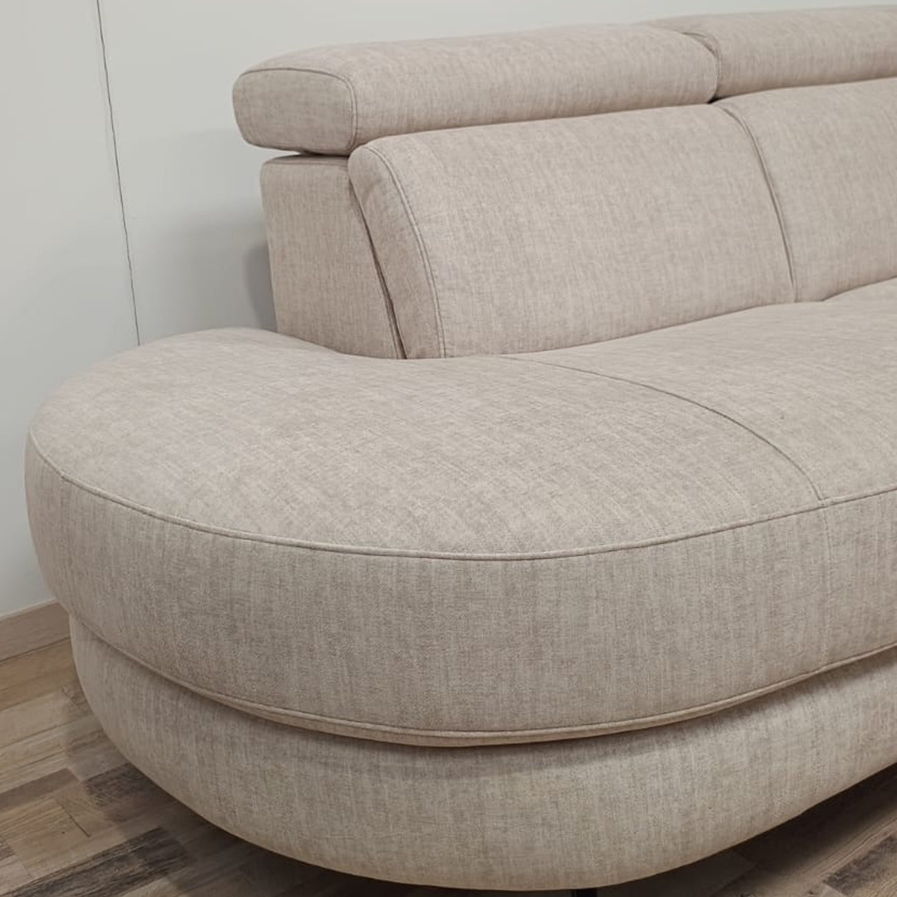 Divano Nelson con Poggiatesta Regolabile e Recliner Elettrico | Comfort e Design Moderno