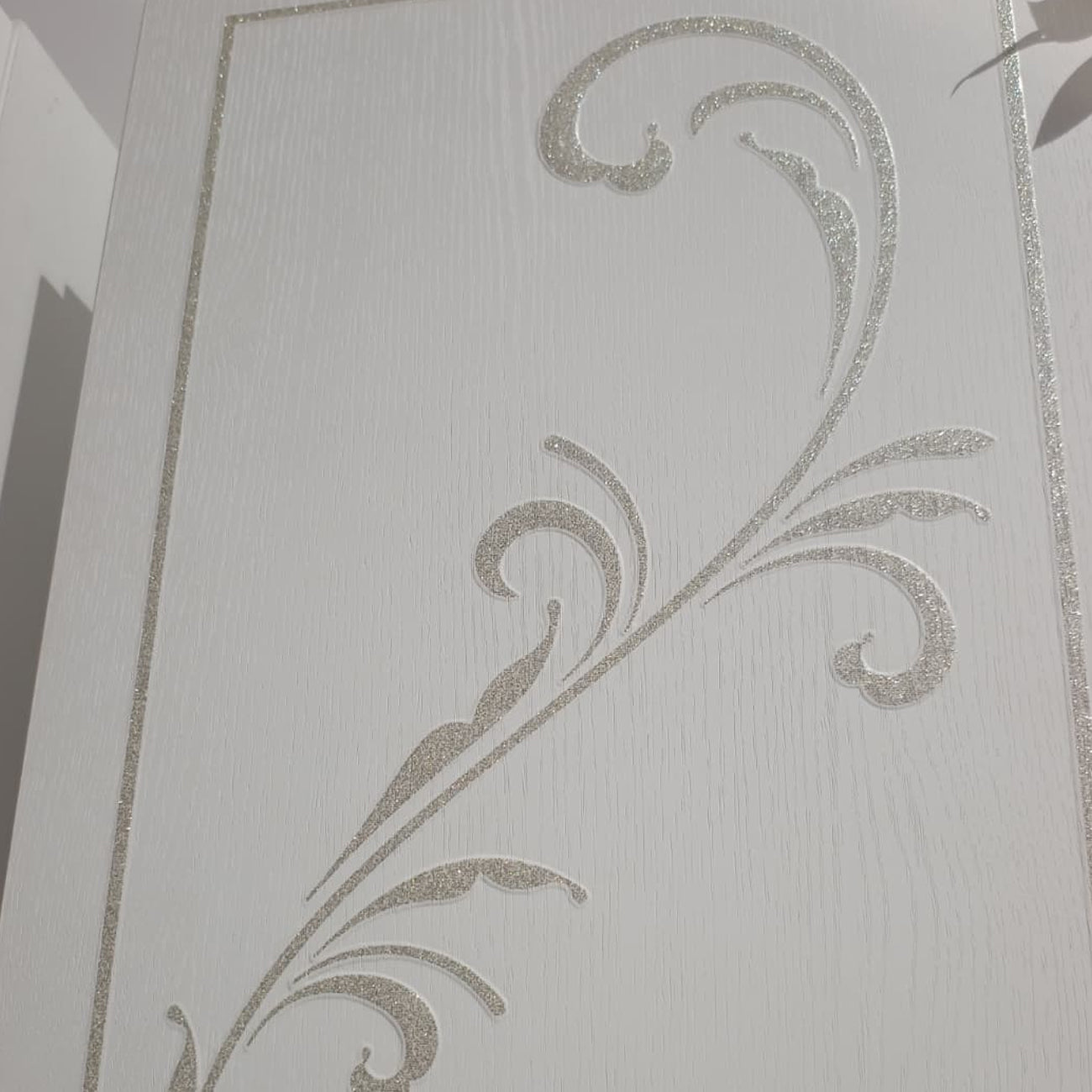 Parete Attrezzata Modello05 Bianca | Design Elegante con Pensili in Vetro e Base Curva