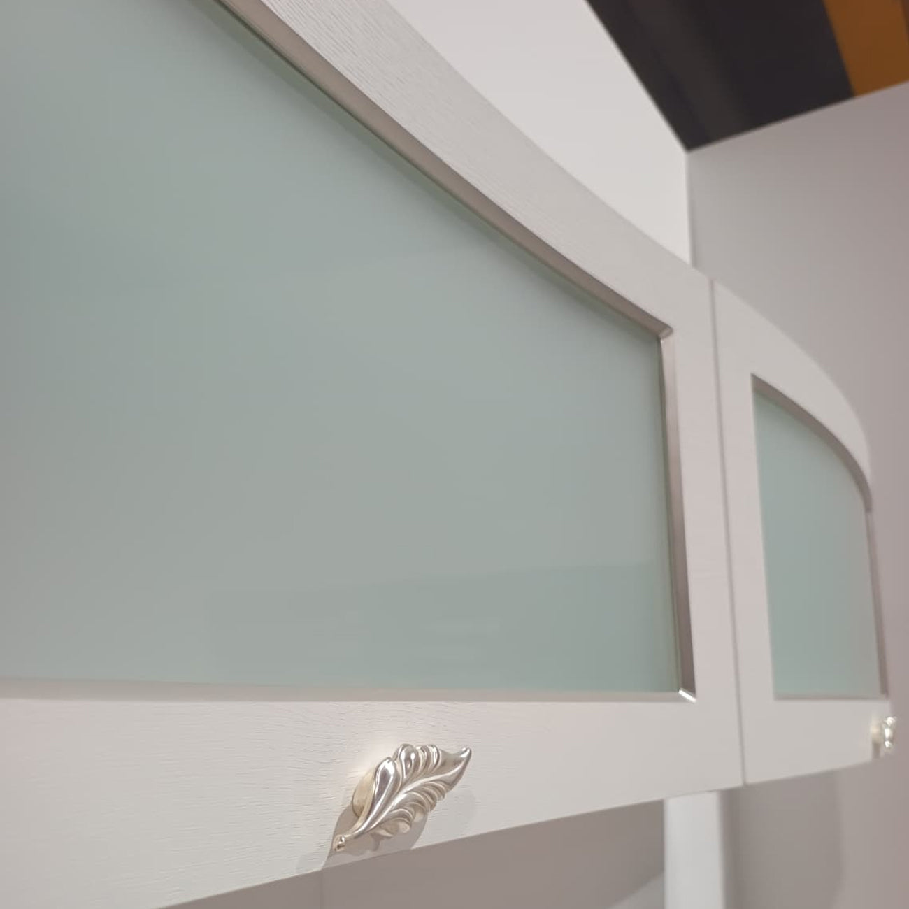 Parete Attrezzata Modello05 Bianca | Design Elegante con Pensili in Vetro e Base Curva