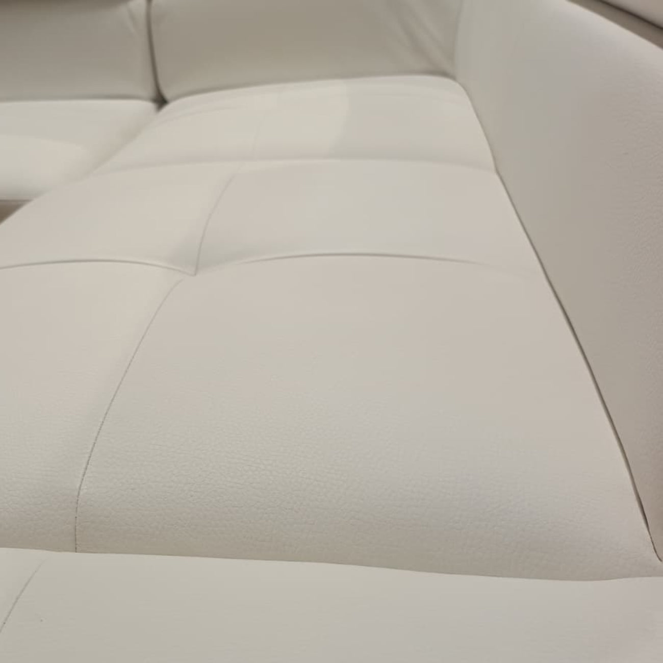 Divano Angolare ASIA in Ecopelle | Chaise-Longue e Poggiatesta Regolabili | Design Moderno